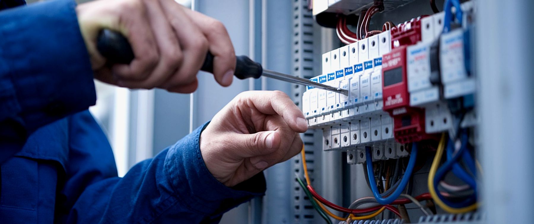 Técnico ajustando protecciones en un tablero eléctrico