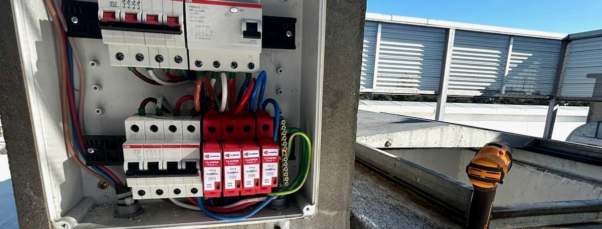 Tablero eléctrico exterior instalado por CGI