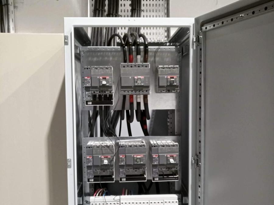 Tablero y canalizaciones de una instalación eléctrica ejecutada por CGI