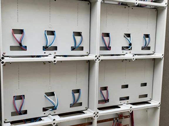 Gabinete de medidores con barras y bajadas instalado por CGI