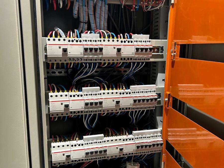Tablero seccional con protecciones ABB y cableado identificado