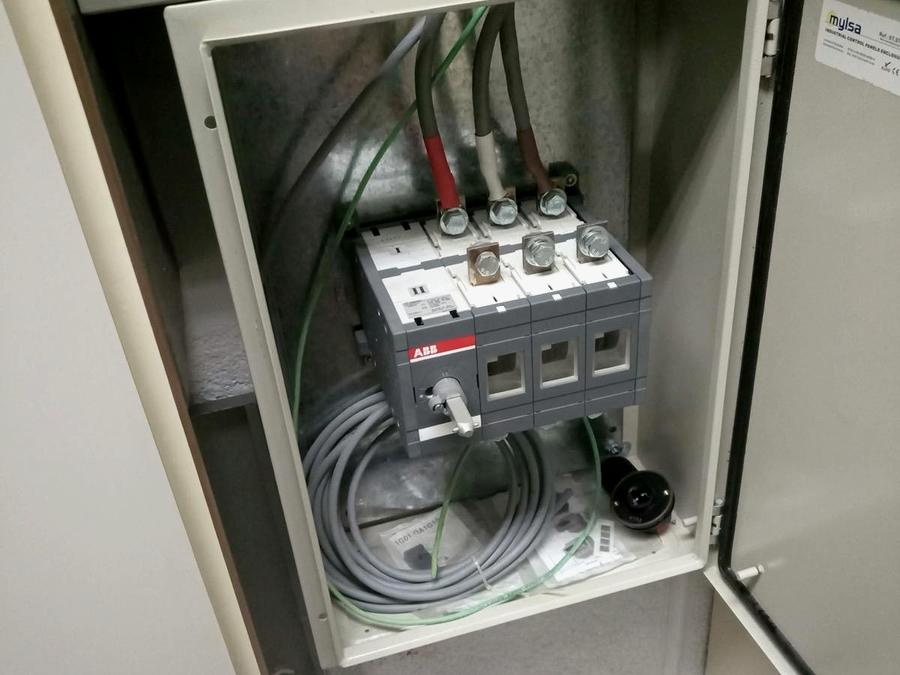 Seccionador bajo carga montado en gabinete