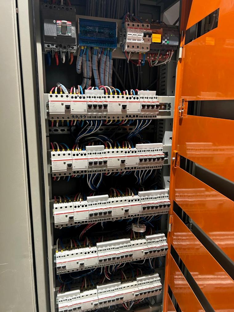 Tablero seccional con protecciones ABB y cableado identificado